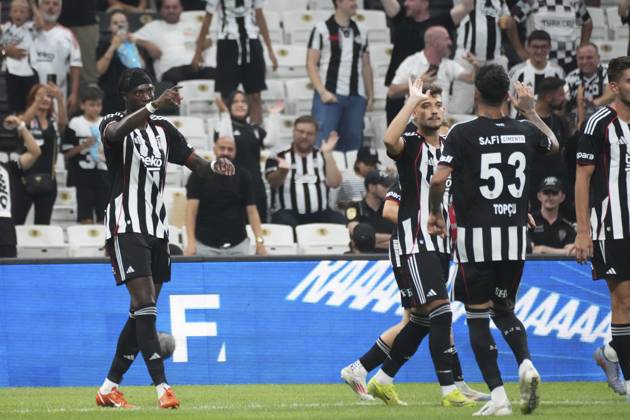 Tammy Abraham of Besiktas celebrates after scoring the second goal of his team with teammates during the UEFA Conference League 2025 26 Third Qualifying Round Second Leg match between Besiktas and St Patricks at Tupras Stadium on August 14, 2025 in Istanbul , Turkey. ( Photo by Seskimphoto ) Istanbul Turkey Istanbul Turkey Copyright: xSeskimphotox Besiktas_StPatricks_140825 (120)