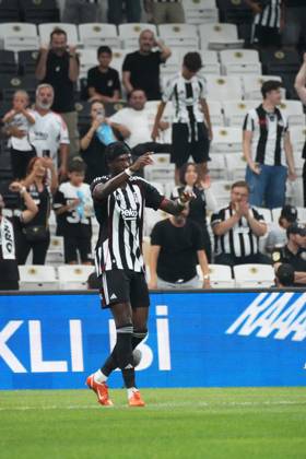 Tammy Abraham of Besiktas celebrates after scoring the second goal of his team during the UEFA Conference League 2025 26 Third Qualifying Round Second Leg match between Besiktas and St Patricks at Tupras Stadium on August 14, 2025 in Istanbul , Turkey. ( Photo by Seskimphoto ) Istanbul Turkey Istanbul Turkey Copyright: xSeskimphotox Besiktas_StPatricks_140825 (121)
