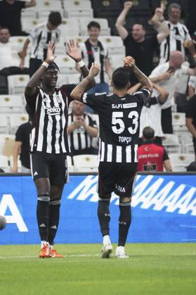 Tammy Abraham (9) of Besiktas celebrates after scoring the second goal of his team with Emirhan Topcu (53) during the UEFA Conference League 2025 26 Third Qualifying Round Second Leg match between Besiktas and St Patricks at Tupras Stadium on August 14, 2025 in Istanbul , Turkey. ( Photo by Seskimphoto ) Istanbul Turkey Istanbul Turkey Copyright: xSeskimphotox Besiktas_StPatricks_140825 (123)