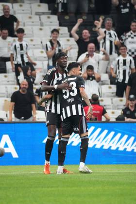 Tammy Abraham (9) of Besiktas celebrates after scoring the second goal of his team with Emirhan Topcu (53) during the UEFA Conference League 2025 26 Third Qualifying Round Second Leg match between Besiktas and St Patricks at Tupras Stadium on August 14, 2025 in Istanbul , Turkey. ( Photo by Seskimphoto ) Istanbul Turkey Istanbul Turkey Copyright: xSeskimphotox Besiktas_StPatricks_140825 (125)