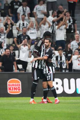 Tammy Abraham (9) of Besiktas celebrates after scoring the second goal of his team with Rafa Silva (27) during the UEFA Conference League 2025 26 Third Qualifying Round Second Leg match between Besiktas and St Patricks at Tupras Stadium on August 14, 2025 in Istanbul , Turkey. ( Photo by Seskimphoto ) Istanbul Turkey Istanbul Turkey Copyright: xSeskimphotox Besiktas_StPatricks_140825 (126)