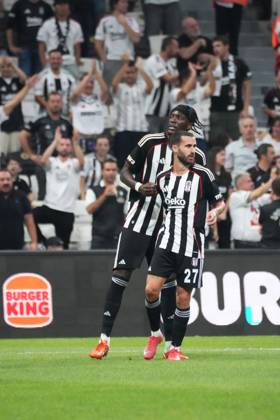Tammy Abraham (9) of Besiktas celebrates after scoring the second goal of his team with Rafa Silva (27) during the UEFA Conference League 2025 26 Third Qualifying Round Second Leg match between Besiktas and St Patricks at Tupras Stadium on August 14, 2025 in Istanbul , Turkey. ( Photo by Seskimphoto ) Istanbul Turkey Istanbul Turkey Copyright: xSeskimphotox Besiktas_StPatricks_140825 (127)