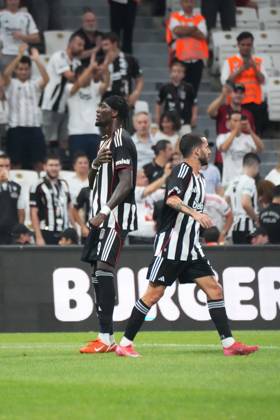Tammy Abraham (9) of Besiktas celebrates after scoring the second goal of his team with Rafa Silva (27) during the UEFA Conference League 2025 26 Third Qualifying Round Second Leg match between Besiktas and St Patricks at Tupras Stadium on August 14, 2025 in Istanbul , Turkey. ( Photo by Seskimphoto ) Istanbul Turkey Istanbul Turkey Copyright: xSeskimphotox Besiktas_StPatricks_140825 (128)