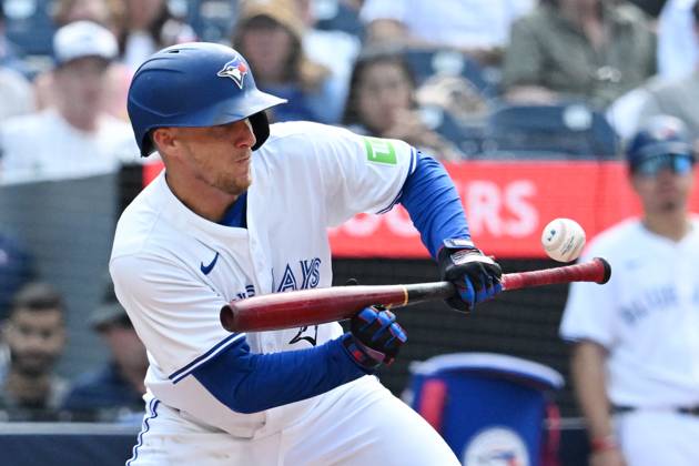 August 14, 2025, Toronto, On, Canada: Toronto Blue Jays Myles Straw (3) lays down a sacrifice bunt against the Chicago Cubs in eighth inning MLB, Baseball Herren, USA baseball game action in Toronto on Thursday, August 14, 2025. Myles Straw - ZUMAc35_ 20250814_zaf_c35_119 Copyright: xJonxBlackerx