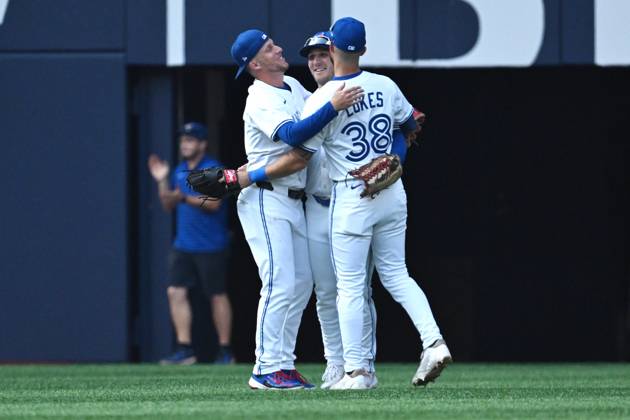 August 14, 2025, Toronto, On, Canada: Toronto Blue Jays Myles Straw, left to right, Daulton Varsho and Nathan Lukes celebrate after defeating the Chicago Cubs in MLB, Baseball Herren, USA baseball game action in Toronto on Thursday, August 14, 2025. Myles Straw, Daulton Varsho, Nathan Lukes - ZUMAc35_ 20250814_zaf_c35_123 Copyright: xJonxBlackerx