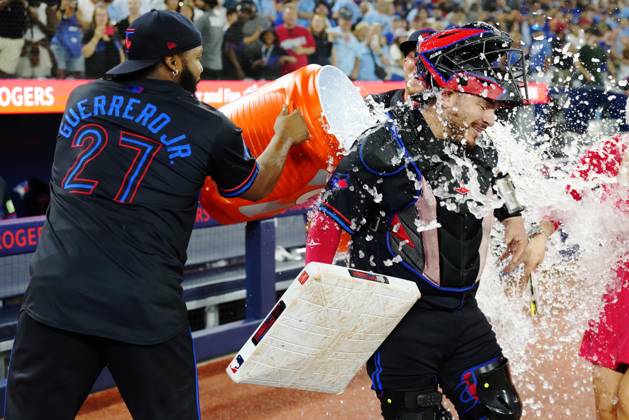 August 15, 2025, Toronto, On, Canada: Toronto Blue Jays catcher Alejandro Kirk (right) is doused by Vladimir Guerrero Jr. after defeating the Texas Rangers in MLB, Baseball Herren, USA baseball action in Toronto on Friday, August 15, 2025. Canada News - August 15, 2025 - ZUMAc35_ 20250815_zaf_c35_188 Copyright: xFrankxGunnx