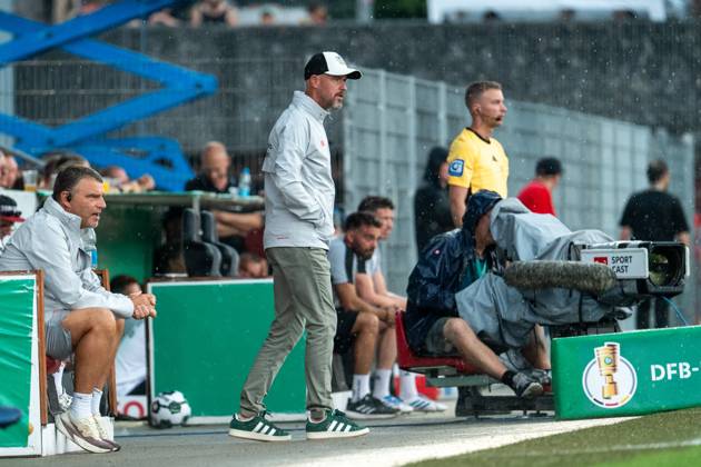 Erik ten Hag Bayer Leverkusen, Trainer , GER, SG Sonnenhof Großaspach vs Bayer 04 Leverkusen, Fußball Herren DFB Pokal, 1 Runde, Saison 2025 2026, 15 08 2025 DFB regulations prohibit any use of photographs as image sequences and or quasi video GER, SG Sonnenhof Großaspach vs Bayer 04 Leverkusen, Fußball Herren DFB Pokal, 1 Runde, Saison 2025 2026, 15 08 2025 Aspach Copyright: xEibner-Pressefoto Memmlerx EP_MMR