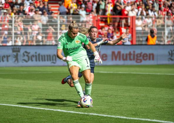 Soccer, Women, Test match, Season 2025 2026, 1 FC Union Berlin Real Madrid, f l Goalkeeper Cara Bösl 1 Women 1 FC Union , Eva Navarro Real Madrid , 17 08 2025, Copyright: xMatthiasxKochx