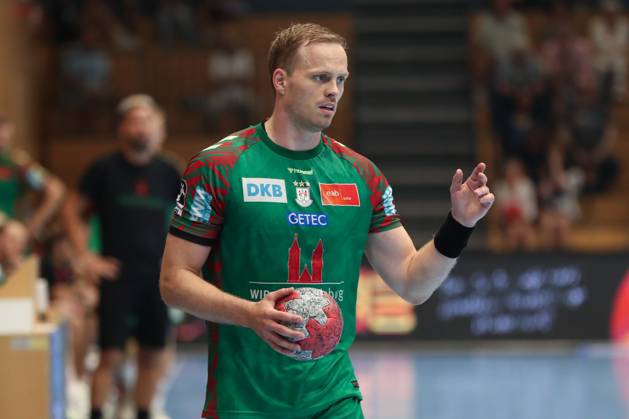 17 08 2025, xgox, Handball Wartburg Cup SC Magdeburg Skanderborg Handbold emspor, v l Omar Ingi Magnusson Magdeburg, 14 on the ball, plays the ball Eisenach
