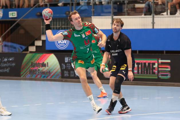 17 08 2025, xgox, Handball Wartburg Cup SC Magdeburg Skanderborg Handbold emspor, v l Felix Claar Magdeburg, 7 wirft Tor, Torschuetze, erzielt Tor, Treffer, scores the goal Eisenach