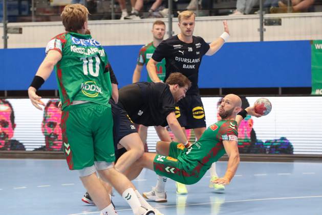 17 08 2025, xgox, Handball Wartburg Cup SC Magdeburg Skanderborg Handbold emspor, v l Morten Kaalund Skanderborg, 28 , Oscar Bergendahl Magdeburg, 54 duel, duel, fight, tackle Eisenach