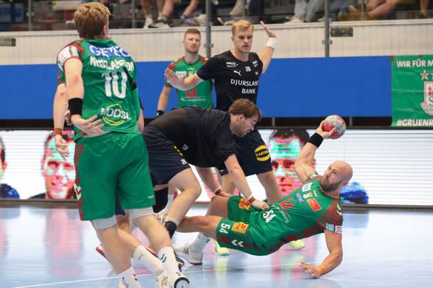 17 08 2025, xgox, Handball Wartburg Cup SC Magdeburg Skanderborg Handbold emspor, v l Morten Kaalund Skanderborg, 28 , Oscar Bergendahl Magdeburg, 54 duel, duel, fight, tackle Eisenach