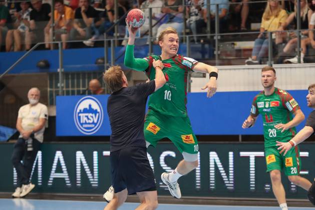 17 08 2025, xgox, Handball Wartburg Cup SC Magdeburg Skanderborg Handbold emspor, v l Magnus Haubro Skanderborg, 10 duel, duel, fight, tackle Eisenach