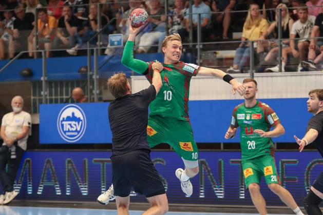 17 08 2025, xgox, Handball Wartburg Cup SC Magdeburg Skanderborg Handbold emspor, v l Magnus Haubro Skanderborg, 10 duel, duel, fight, tackle Eisenach