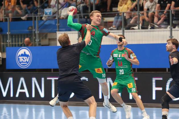 17 08 2025, xgox, Handball Wartburg Cup SC Magdeburg Skanderborg Handbold emspor, v l Magnus Haubro Skanderborg, 10 duel, duel, fight, tackle Eisenach