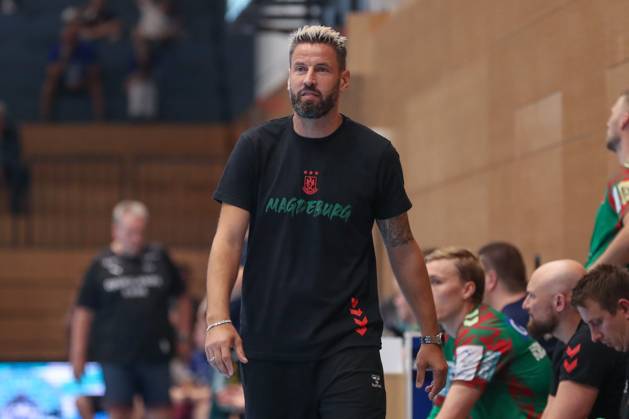 17 08 2025, xgox, Handball Wartburg Cup SC Magdeburg Skanderborg Handbold emspor, v l Bennet Wiegert Magdeburg, coach Eisenach