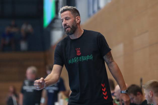 17 08 2025, xgox, Handball Wartburg Cup SC Magdeburg Skanderborg Handbold emspor, f l Bennet Wiegert Magdeburg, coach gives instructions, gestures with arms, gesticulates, gives instructions Eisenach