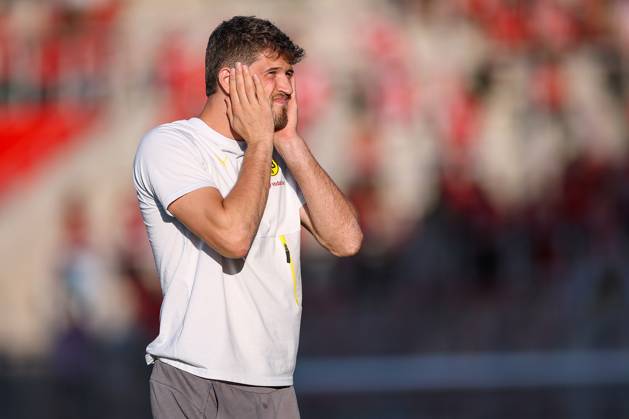 2025 08 18, Football, 1 round DFB Cup, Rot Weiss Essen Borussia Dortmund, Stadion Hafenstraße, Season 2025 2026 Goalkeeper Gregor Kobel BVB 01 dissatisfied during the pitch inspection DFB regulations prohibit any use of photographs as image sequences and or quasi video North Rhine-Westphalia Germany