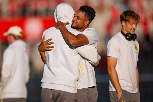 2025 08 18, Football, 1 round DFB Cup, Rot Weiss Essen Borussia Dortmund, Stadion Hafenstraße, Season 2025 2026 Almugera Kabar BVB 42 hugs Filippo Mane BVB 39 during the pitch inspection DFB regulations prohibit any use of photographs as image sequences and or quasi video North Rhine-Westphalia Germany