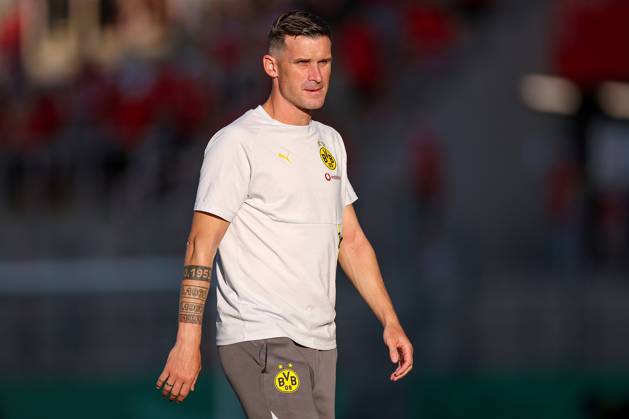 2025 08 18, Football, 1 round DFB Cup, Rot Weiss Essen Borussia Dortmund, Stadion Hafenstraße, Season 2025 2026 Pascal Groß BVB 13 at the pitch inspection DFB regulations prohibit any use of photographs as image sequences and or quasi video Nordrhein Westfalen Germany