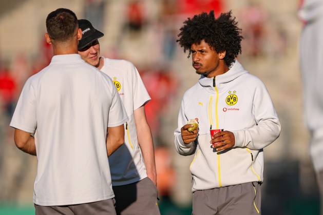 2025 08 18, Football, 1 round DFB Cup, Rot Weiss Essen Borussia Dortmund, Stadion Hafenstraße, Saison 2025 2026 Karim Adeyemi BVB 27 at the pitch inspection DFB regulations prohibit any use of photographs as image sequences and or quasi video Nordrhein Westfalen Germany