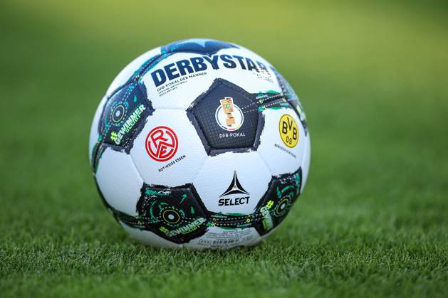 2025 08 18, Football, 1 round DFB Cup, Rot Weiss Essen Borussia Dortmund, Stadion Hafenstraße, Season 2025 2026 The official match ball in close-up on the pitch DFB regulations prohibit any use of photographs as image sequences and or quasi video North Rhine-Westphalia Germany
