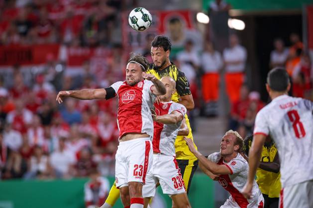 2025 08 18, Football, 1 round DFB Cup, Rot Weiss Essen Borussia Dortmund, Stadion Hafenstraße, Season 2025 2026 Jose Enrique Rios Alonso Rot Weiss Essen 23 Tobias Kraulich Rot Weiss Essen 33 vs Ramy Bensebaini BVB 05 Kopfball Strafraumaltion Kopfballduell DFB regulations prohibit any use of photographs as image sequences and or quasi video Nordrhein Westfalen Germany