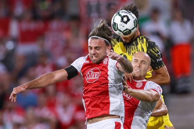 2025 08 18, Football, 1 round DFB Cup, Rot Weiss Essen Borussia Dortmund, Stadion Hafenstraße, Season 2025 2026 Jose Enrique Rios Alonso Rot Weiss Essen 23 Tobias Kraulich Rot Weiss Essen 33 vs Ramy Bensebaini BVB 05 Kopfball Strafraumaltion Kopfballduell DFB regulations prohibit any use of photographs as image sequences and or quasi video Nordrhein Westfalen Germany