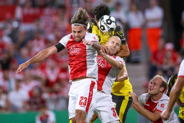 2025 08 18, Football, 1 round DFB Cup, Rot Weiss Essen Borussia Dortmund, Stadion Hafenstraße, Season 2025 2026 Jose Enrique Rios Alonso Rot Weiss Essen 23 Tobias Kraulich Rot Weiss Essen 33 vs Ramy Bensebaini BVB 05 Kopfball Strafraumaltion Kopfballduell DFB regulations prohibit any use of photographs as image sequences and or quasi video Nordrhein Westfalen Germany