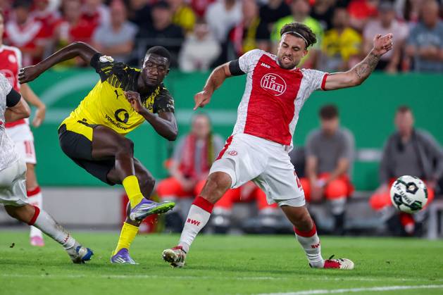 2025 08 18, Soccer, 1 round DFB Cup, Rot Weiss Essen Borussia Dortmund, Stadion Hafenstraße, Saison 2025 2026 Goal shot for goal 1 0 by scorer Serhou Guirassy BVB 09 against Jose Enrique Rios Alonso Rot Weiss Essen 23 DFB regulations prohibit any use of photographs as image sequences and or quasi video Nordrhein Westfalen Germany