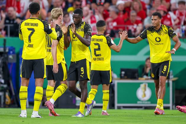 2025 08 18, Soccer, 1 round DFB Cup, Rot Weiss Essen Borussia Dortmund, Stadion Hafenstraße, Season 2025 2026 Goal celebration after the goal to 1 0 by scorer Serhou Guirassy BVB 09 together with Jobe Bellingham BVB 07 DFB regulations prohibit any use of photographs as image sequences and or quasi video Nordrhein Westfalen Germany