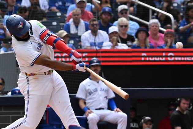 August 17, 2025, Toronto, On, Canada: Toronto Blue Jays first baseman Vladimir Guerrero Jr. (27) hits a solo home run against the Texas Rangers in sixth inning MLB, Baseball Herren, USA baseball action in Toronto, on Sunday, Aug. 17, 2025. MLB 2025: Rangers 10:4 Blue Jays - ZUMAc35_ 20250817_zaf_c35_085 Copyright: xJonxBlackerx