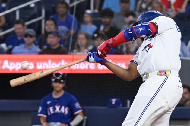 August 17, 2025, Toronto, On, Canada: Toronto Blue Jays first baseman Vladimir Guerrero Jr. (27) hits a single against the Texas Rangers in first inning MLB, Baseball Herren, USA baseball action in Toronto on Sunday, Aug. 17, 2025. MLB 2025: Rangers 10:4 Blue Jays - ZUMAc35_ 20250817_zaf_c35_044 Copyright: xJonxBlackerx