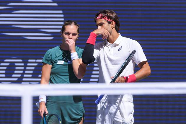 August 19, 2025, Flushing Meadows, New York, USA: Caty McNally and Lorenzo Musetti talk strategy during a mix doubles match against Naomi Osaka and Gael Monfils at the 2025 US Open at USTA Billie Jean King National Tennis Center on Tuesday August 19, 2025 in the Flushing neighborhood of the Queens borough of New York City. JAVIER ROJAS PI Flushing Meadows USA - ZUMAp124 20250819_zaa_p124_003 Copyright: xJavierxRojasx