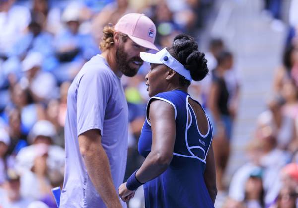 August 19, 2025, Flushing Meadows, New York, USA: Venus Williams and Reilly Opelka talk strategy during a mix doubles match against Karolina Muchova and Andrey Rublev at the 2025 US Open at USTA Billie Jean King National Tennis Center on Tuesday August 19, 2025 in the Flushing neighborhood of the Queens borough of New York City. JAVIER ROJAS PI Flushing Meadows USA - ZUMAp124 20250819_zaa_p124_026 Copyright: xJavierxRojasx