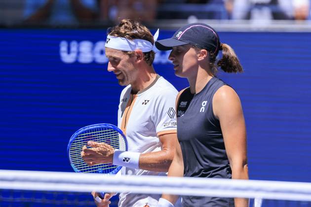 August 19, 2025, Flushing Meadows, New York, USA: Iga Swiatek and Casper Ruud talk strategy during a mix doubles match against Madison Keys and Frances Tiafoe at the 2025 US Open at USTA Billie Jean King National Tennis Center on Tuesday August 19, 2025 in the Flushing neighborhood of the Queens borough of New York City. JAVIER ROJAS PI Flushing Meadows USA - ZUMAp124 20250819_zaa_p124_039 Copyright: xJavierxRojasx