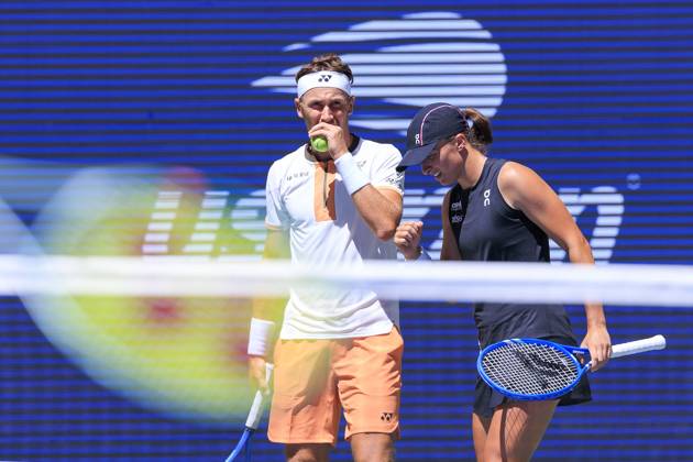 August 19, 2025, Flushing Meadows, New York, USA: Iga Swiatek and Casper Ruud talk strategy during a mix doubles match against Madison Keys and Frances Tiafoe at the 2025 US Open at USTA Billie Jean King National Tennis Center on Tuesday August 19, 2025 in the Flushing neighborhood of the Queens borough of New York City. JAVIER ROJAS PI Flushing Meadows USA - ZUMAp124 20250819_zaa_p124_042 Copyright: xJavierxRojasx