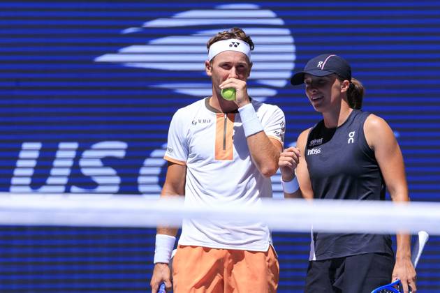 August 19, 2025, Flushing Meadows, New York, USA: Iga Swiatek and Casper Ruud talk strategy during a mix doubles match against Madison Keys and Frances Tiafoe at the 2025 US Open at USTA Billie Jean King National Tennis Center on Tuesday August 19, 2025 in the Flushing neighborhood of the Queens borough of New York City. JAVIER ROJAS PI Flushing Meadows USA - ZUMAp124 20250819_zaa_p124_044 Copyright: xJavierxRojasx