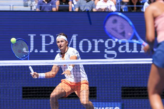 August 19, 2025, Flushing Meadows, New York, USA: Iga Swiatek and Casper Ruud (in photo) volleys during a mix doubles match against Madison Keys and Frances Tiafoe at the 2025 US Open at USTA Billie Jean King National Tennis Center on Tuesday August 19, 2025 in the Flushing neighborhood of the Queens borough of New York City. JAVIER ROJAS PI Flushing Meadows USA - ZUMAp124 20250819_zaa_p124_045 Copyright: xJavierxRojasx