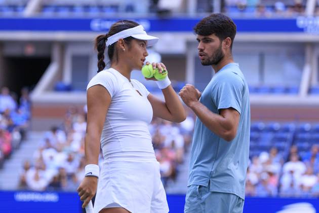 August 19, 2025, Flushing Meadows, New York, USA: Emma Raducanu and Carlos Alcaraz talk strategy during a mix doubles match against Jessica Pegula and Jack Draper at the 2025 US Open at USTA Billie Jean King National Tennis Center on Tuesday August 19, 2025 in the Flushing neighborhood of the Queens borough of New York City. JAVIER ROJAS PI Flushing Meadows USA - ZUMAp124 20250819_zaa_p124_054 Copyright: xJavierxRojasx