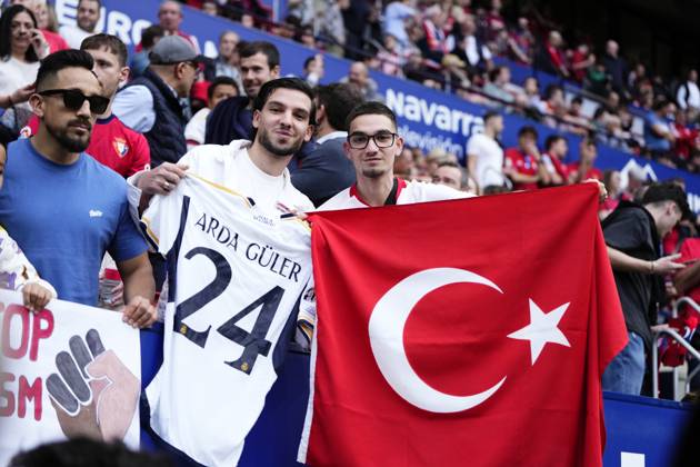 CA Osasuna v Real Madrid CF - LaLiga EA Sports PAMPLONA, SPAIN - MARCH 16: Arda Guler fans hold Turkish flag and Arda Guler s jersey to show their support prior the LaLiga EA Sports match between CA Osasuna and Real Madrid CF at Estadio El Sadar on March 16, 2024 in Pamplona, Spain. Spain World. Editorial use only. Please get in touch for any other usage.  Copyright: x2025xAnadoluxJosexHernandezx