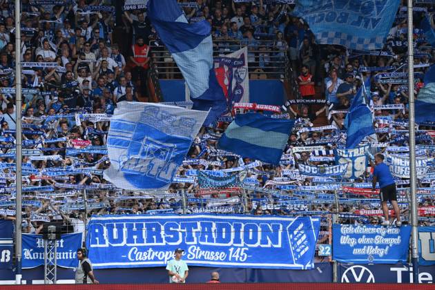 Football: VfL Bochum bans jumping due to excessive vibrations, archive images