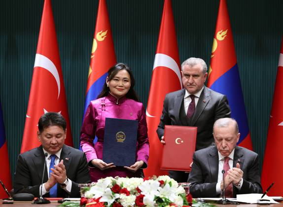 Turkish President Recep Tayyip Erdogan-Mongolian President Khurelsukh Ukhnaa ANKARA, TURKIYE - JANUARY 16: (----EDITORIAL USE ONLY - MANDATORY CREDIT - TURKISH PRESIDENCY MUSTAFA KAMACI HANDOUT - NO MARKETING NO ADVERTISING CAMPAIGNS - DISTRIBUTED AS A SERVICE TO CLIENTS----) Turkish President Recep Tayyip Erdogan (R) and Mongolian President Ukhnaa Khurelsukh (L) sign an agreement at the Presidential Complex in Ankara, Turkiye on January 16, 2025. Minister of Youth and Sports Osman Askin Bak and Mongolian Minister of Culture, Sports, Tourism and Youth Nomin Chinbat signed the cooperation agreement between the Republic of Turkiye and Mongolia in the field of youth and sports. Ankara Turkey. Editorial use only. Please get in touch for any other usage.  Copyright: x2025xAnadoluxTURxPresidencyx xMustafaxKamacix
