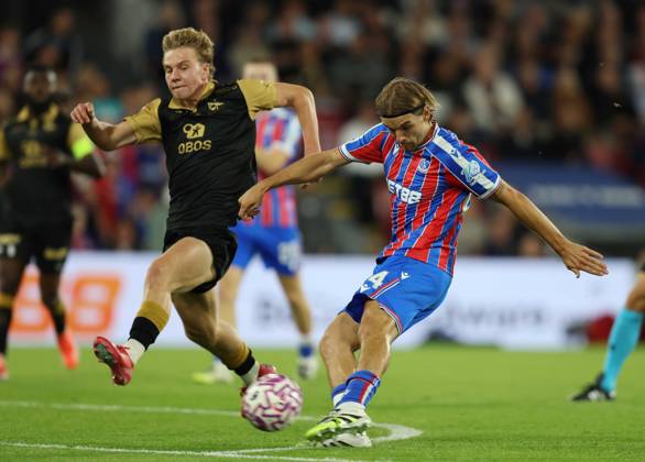 . - Crystal Palace v Fredrikstad FK, UEFA Europa Conference League Play Off, 1st Leg, Selhurst Park Stadium, Croydon, England. - 21st August 2025. (C) Daniel Weir Crystal Pix Borna Sosa of Crystal Palace has a shot on goal. - Crystal Palace v Fredrikstad FK, UEFA Europa Conference League Play Off, 1st Leg, Selhurst Park Stadium, Croydon, England. - 21st August 2025. (C) Daniel Weir Crystal Pix Croydon Selhurst Park Stadium United Kingdom Copyright: xDanielxWeirx CP_Crystal_Palace_Fredrikstad_156