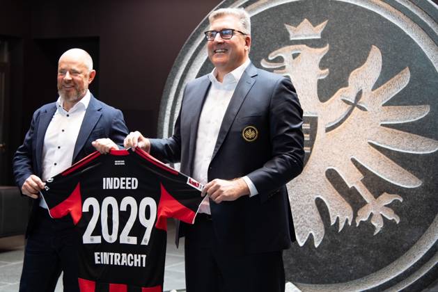 2025 08 22 xVVx Football 1 Bundesliga Eintracht Frankfurt season kick-off press conference with CEO Axel Hellmann v l , Indeed Frank Hensgens is satisfied, extends contract with Eintracht until 2029, with jersey and CEO Axel Hellmann DFL DFB REGULATIONS PROHIBIT ANY USE OF PHOTOGRAPHS as IMAGE SEQUENCES and or QUASI VIDEO Copyright: JoaquimxFerreira