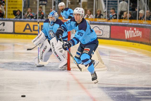 22 08 2025, Eishalle Linz, AUT, ice hockey preparation test match, Black Wings Linz AUT vs HK Nitra SVK , in the picture Peter Valent HK Nitra Linz Oberoesterreich Austria