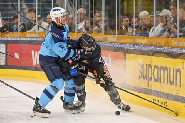 22 08 2025, Eishalle Linz, AUT, ice hockey preparation test match, Black Wings Linz AUT vs HK Nitra SVK , in the picture Martin Vitalos HK Nitra vs Logan Roe Black Wings Linz Linz Oberoesterreich Austria