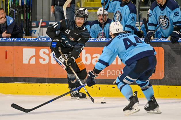 22 08 2025, Eishalle Linz, AUT, ice hockey preparation test match, Black Wings Linz AUT vs HK Nitra SVK , in the picture Sean Brendan Collins Black Wings Linz vs Zach Osburn HK Nitra Linz Oberoesterreich Austria
