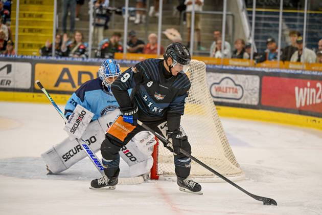 22 08 2025, Eishalle Linz, AUT, ice hockey preparation test match, Black Wings Linz AUT vs HK Nitra SVK , in the picture Jasper Patrikainen HK Nitra vs Emilio Romig Black Wings Linz Linz Oberoesterreich Austria