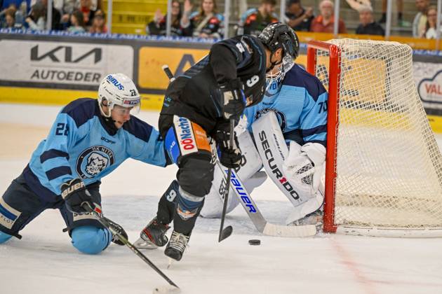 22 08 2025, Eishalle Linz, AUT, ice hockey preparation test match, Black Wings Linz AUT vs HK Nitra SVK , in the picture Adam Nemec HK Nitra vs Emilio Romig Black Wings Linz , Jasper Patrikainen HK Nitra Linz Oberoesterreich Austria